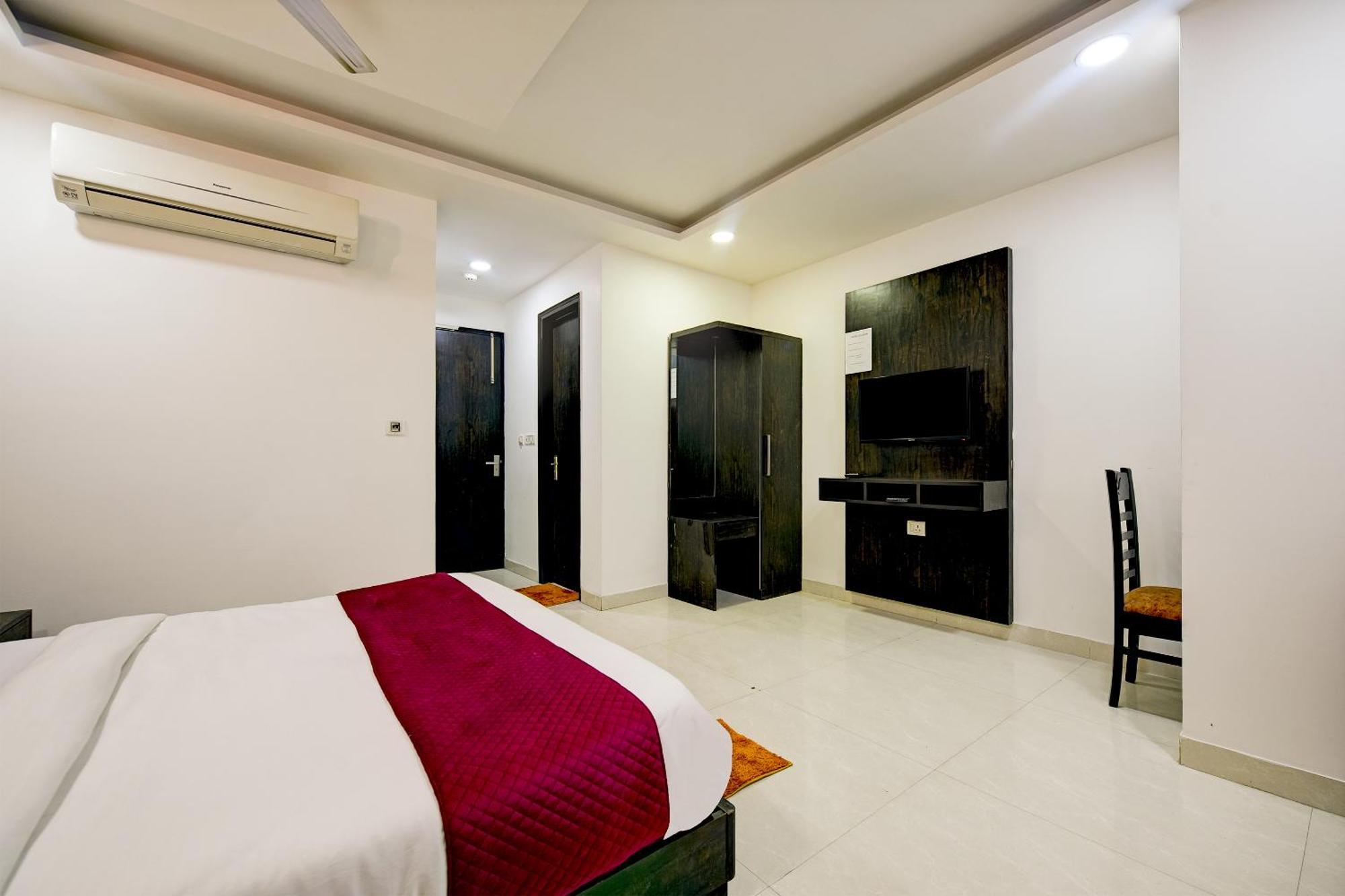 El De Atlantes Near Delhi Airport 4*